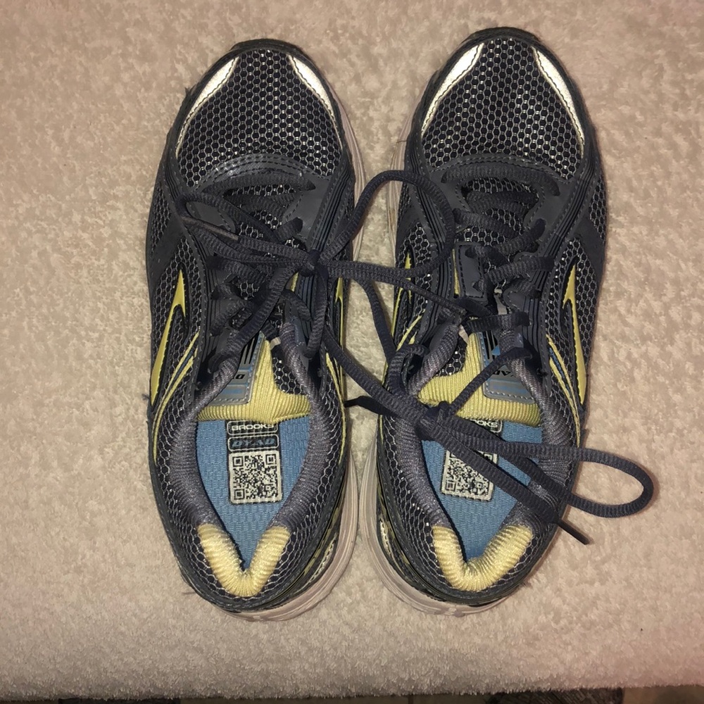 Brooks Dyad 7 shoes sz 7.5 black & green